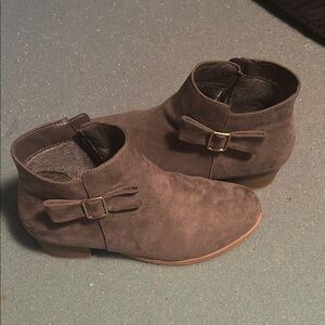The Children's Place Brown Dress Shoes with Suede Finish